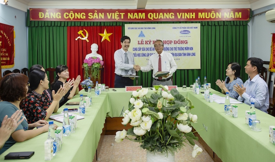 Chương[-]trình[-]Sữa[-]học[-]đường[-]chính[-]thức[-]đến[-]với[-]học[-]sinh[-]tỉnh[-]Vĩnh[-]Long